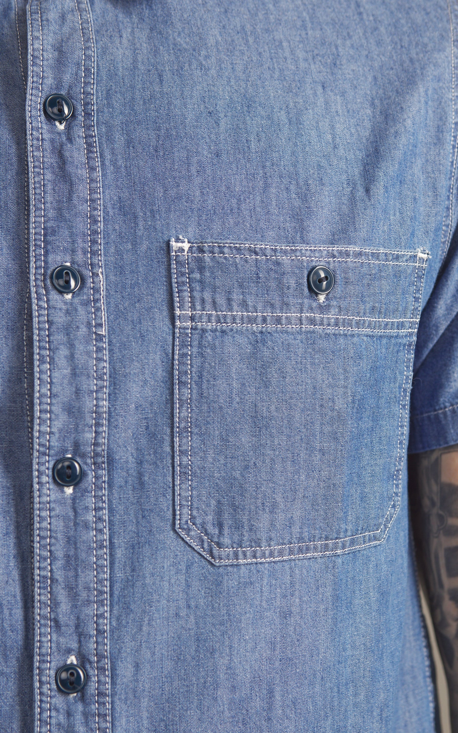 Chesapeake's Short Sleeve Chambray Shirt MC Buzz Chambray - Image 5