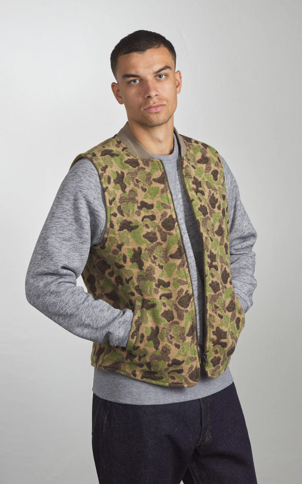 Chesapeake's Seawolf Frogskin Reversible Vest Khaki Green - Image 4