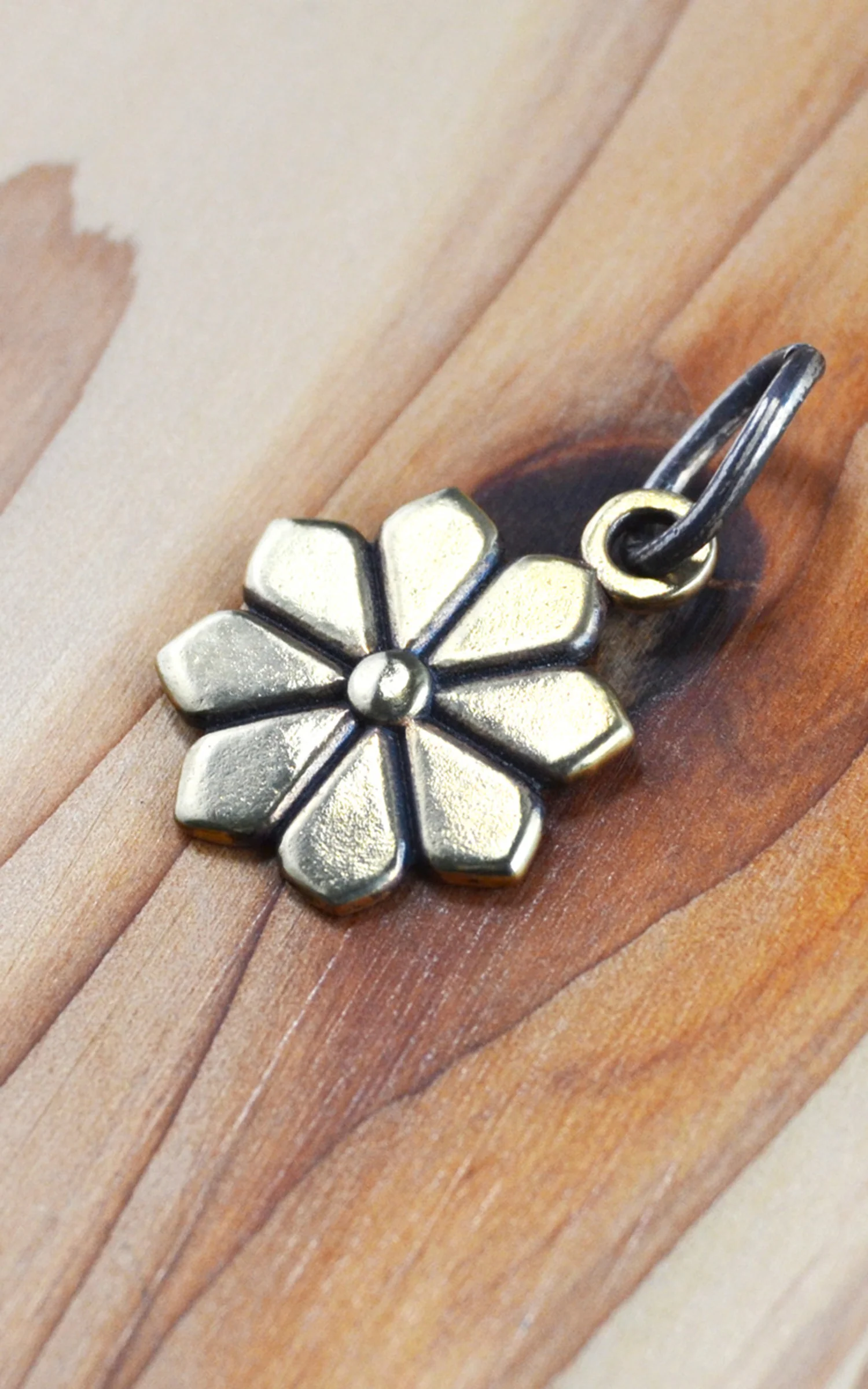 Kobashi Studio K8160B Kikumon Charm Medium “Yatsu-giku” Brass - Image 2