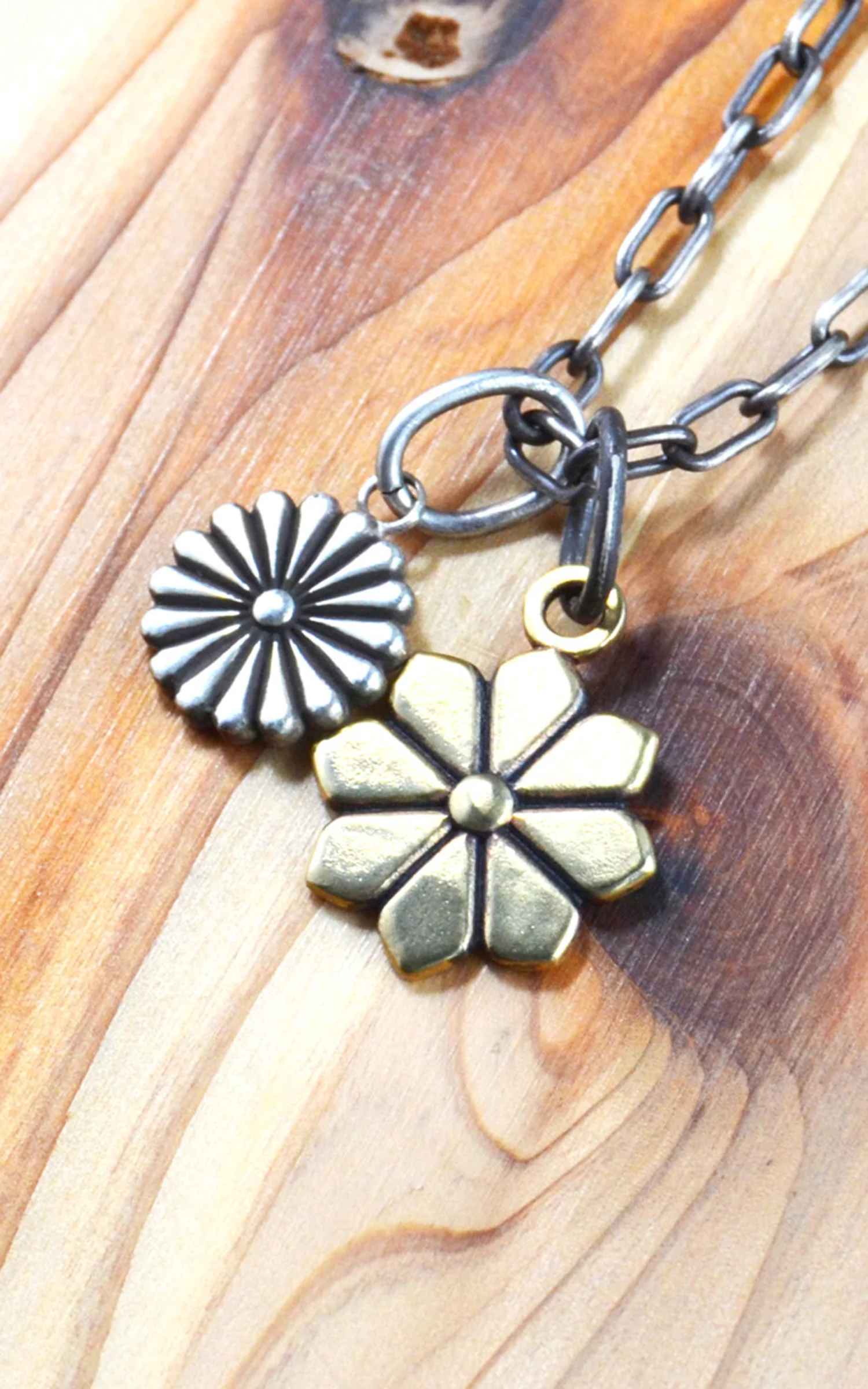 Kobashi Studio K8160B Kikumon Charm Medium “Yatsu-giku” Brass - Image 5
