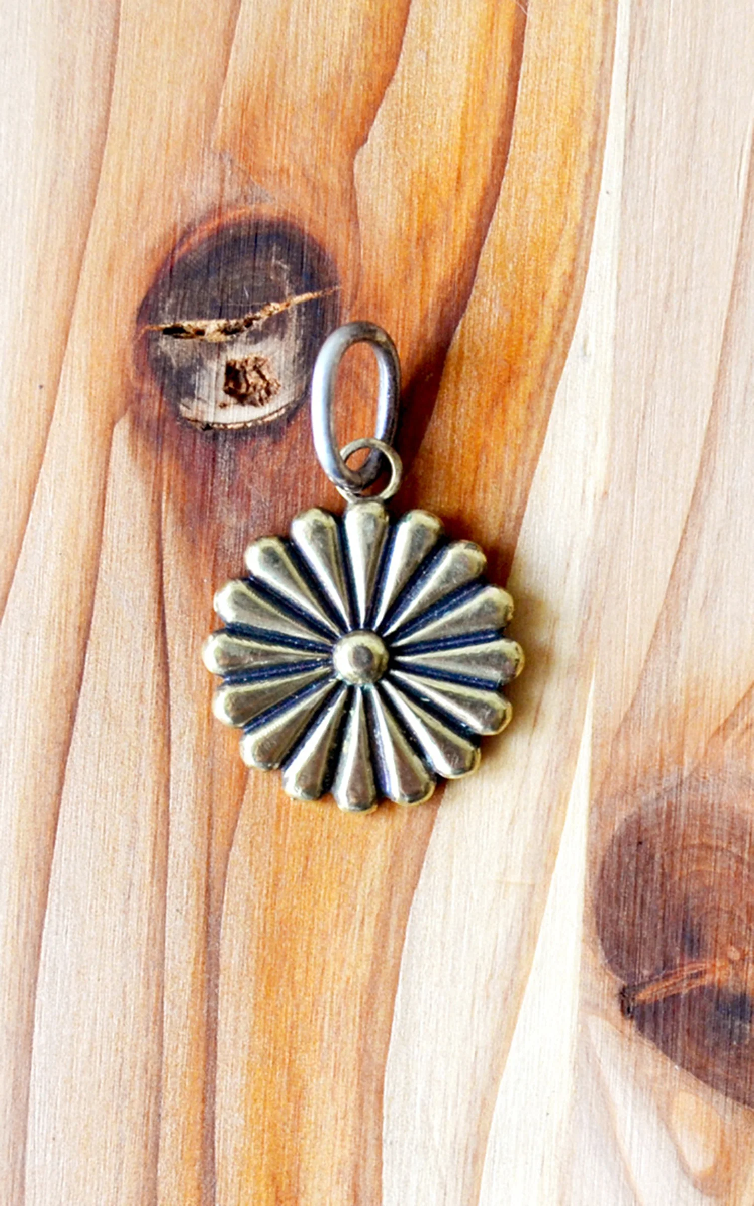 Kobashi Studio KC1700B Kikumon Charm Medium Brass - Image 2