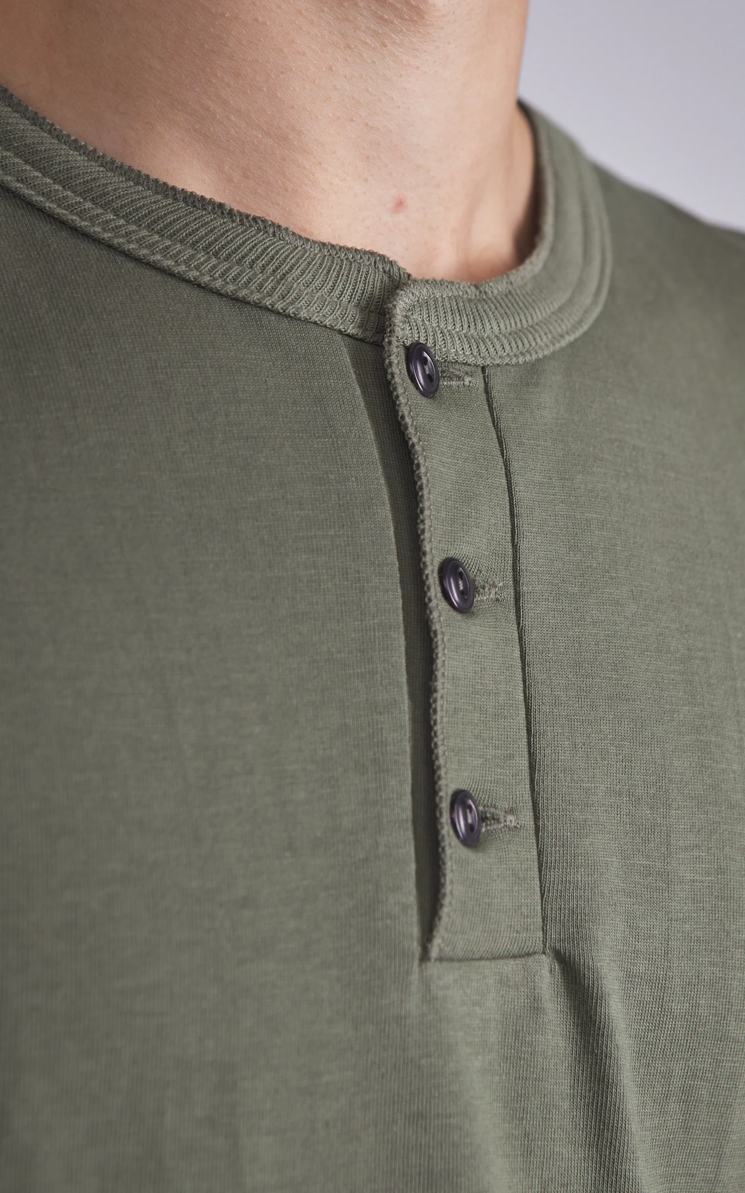 Merz b. Schwanen 204SL Loopwheeled Henley T-Shirt Army - Image 4