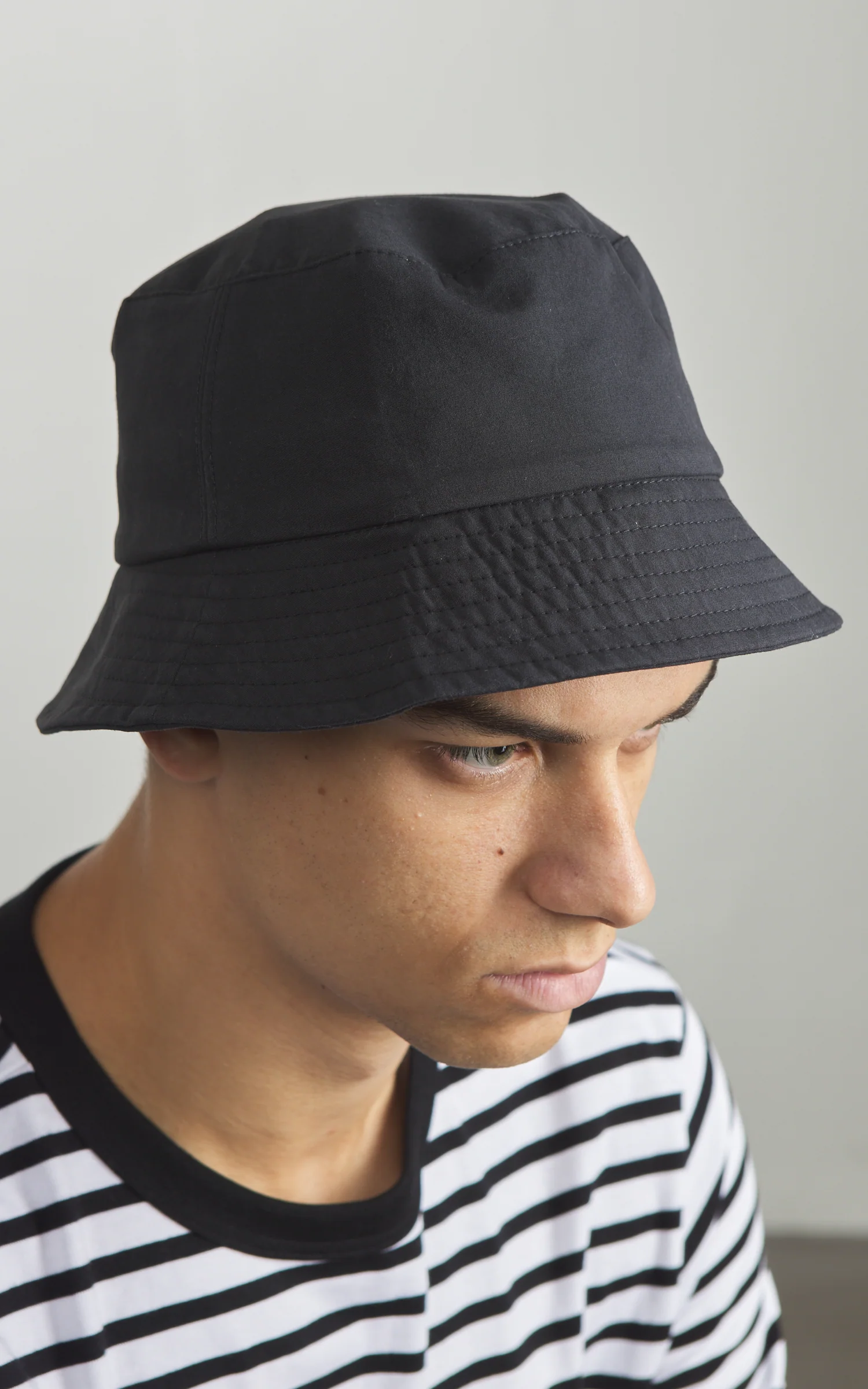 Merz b. Schwanen BH03 Cotton Poplin Bucket Hat Charcoal - Image 2