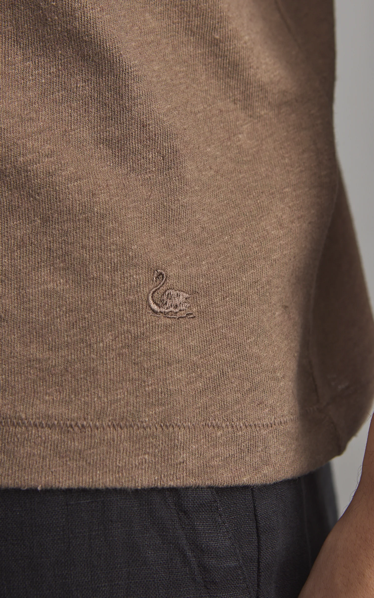 Merz b. Schwanen LINEN02 Polo Shirt Faded Grain - Image 5