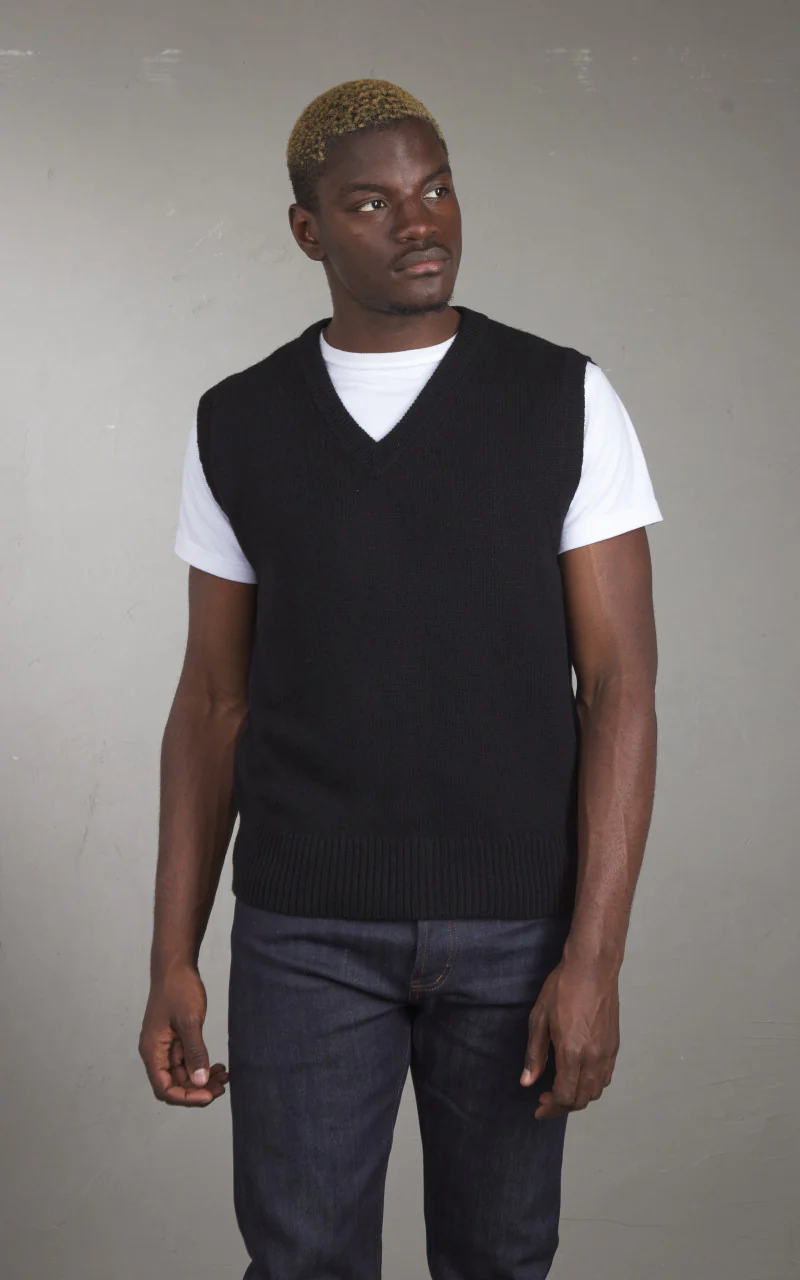 Merz b. Schwanen LOVE03 Merino Cashmere Vest Deep Black - Image 2