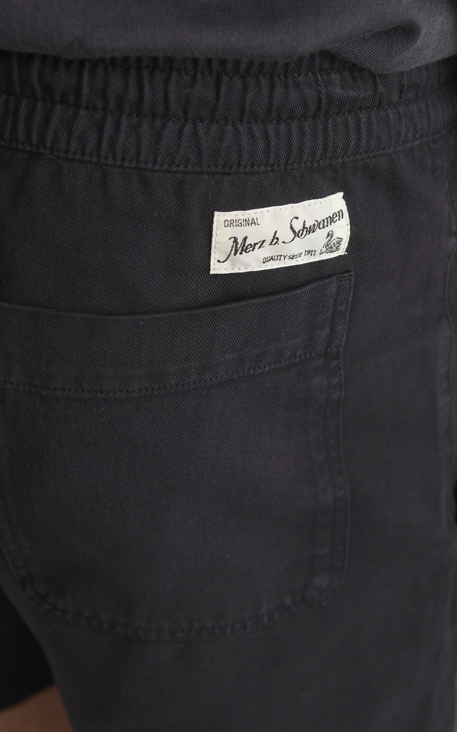 Merz b. Schwanen MALIBU01T Twill Shorts Deep Black - Image 4