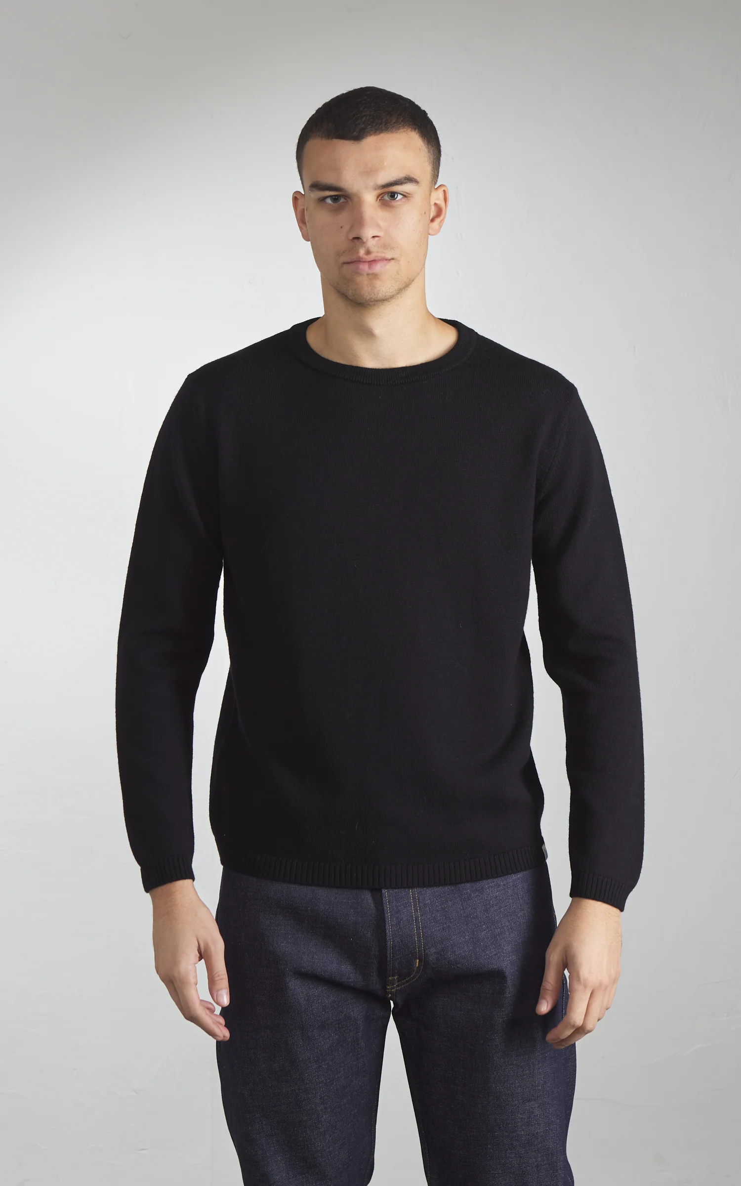 Merz b. Schwanen MWRC01 Classic Crew Merino Wool Pullover Deep Black - Image 2