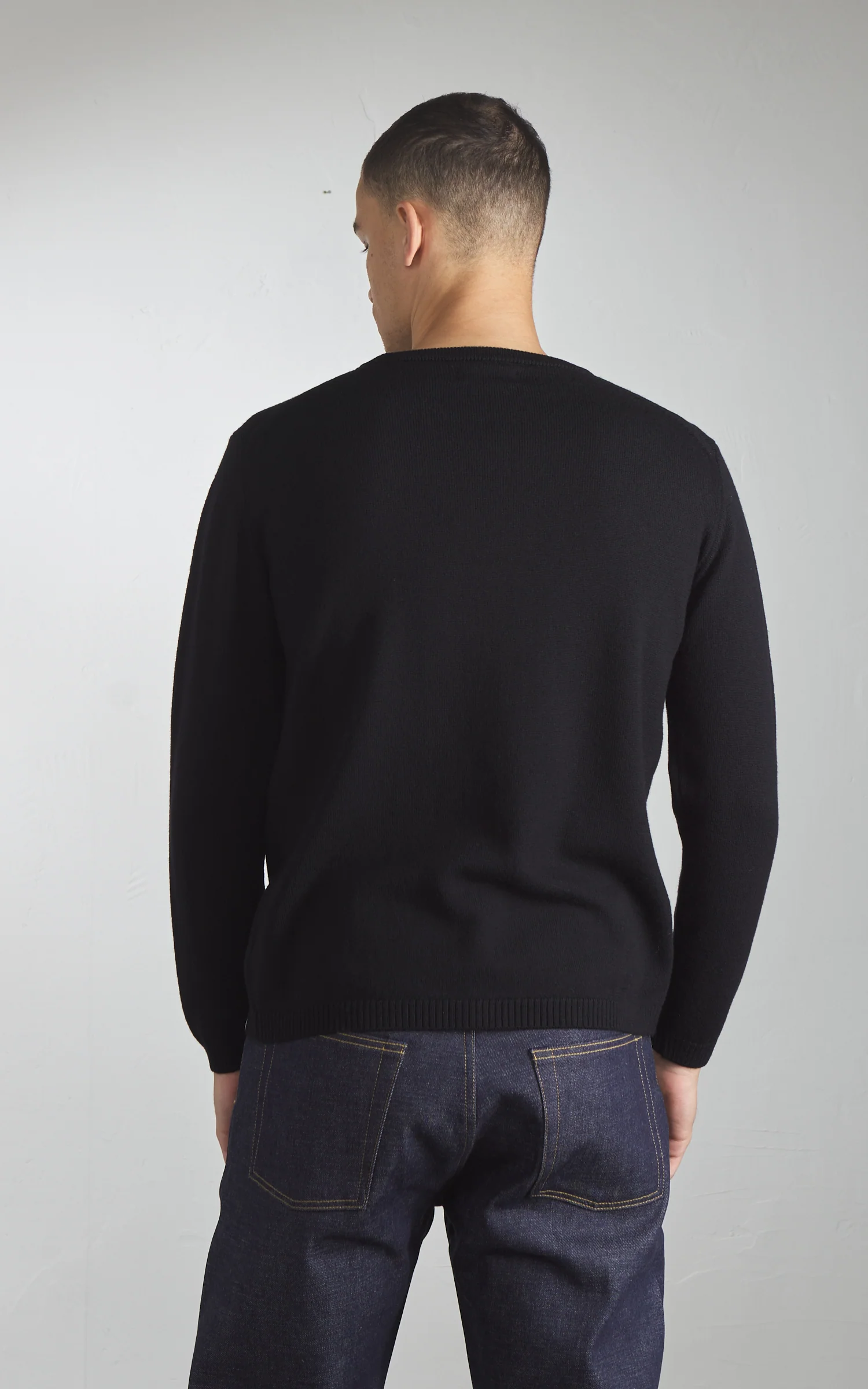 Merz b. Schwanen MWRC01 Classic Crew Merino Wool Pullover Deep Black - Image 5