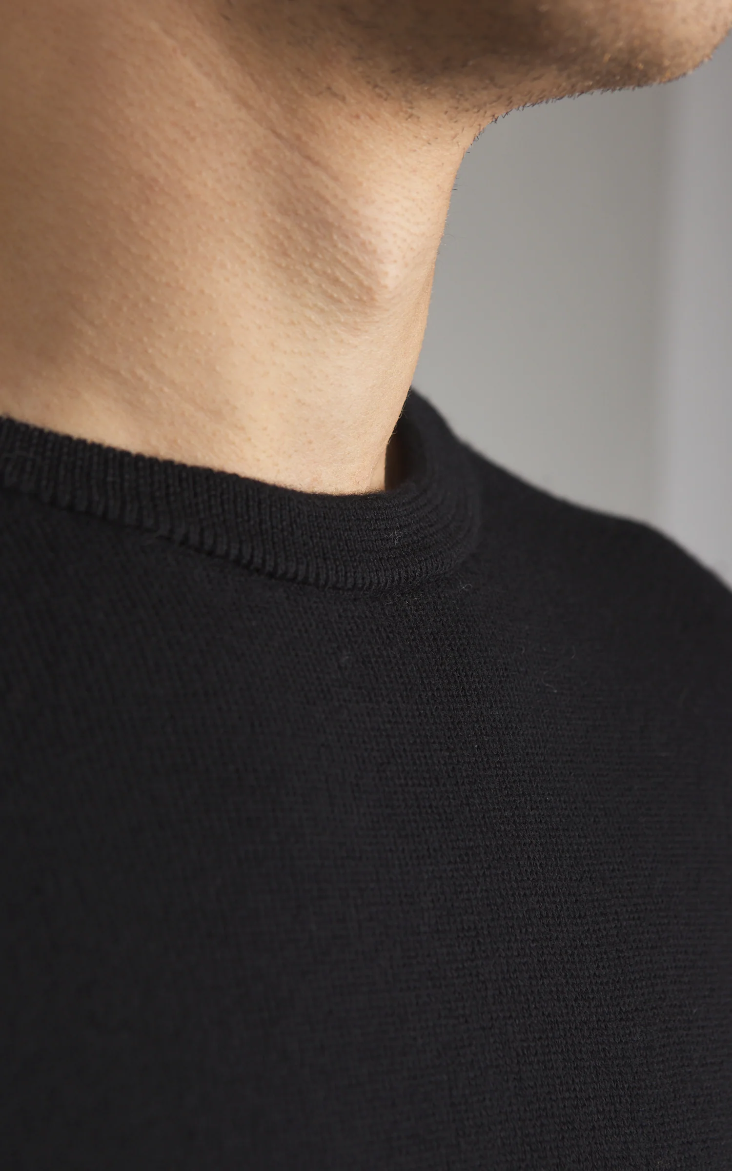 Merz b. Schwanen MWRC01 Classic Crew Merino Wool Pullover Deep Black - Image 6