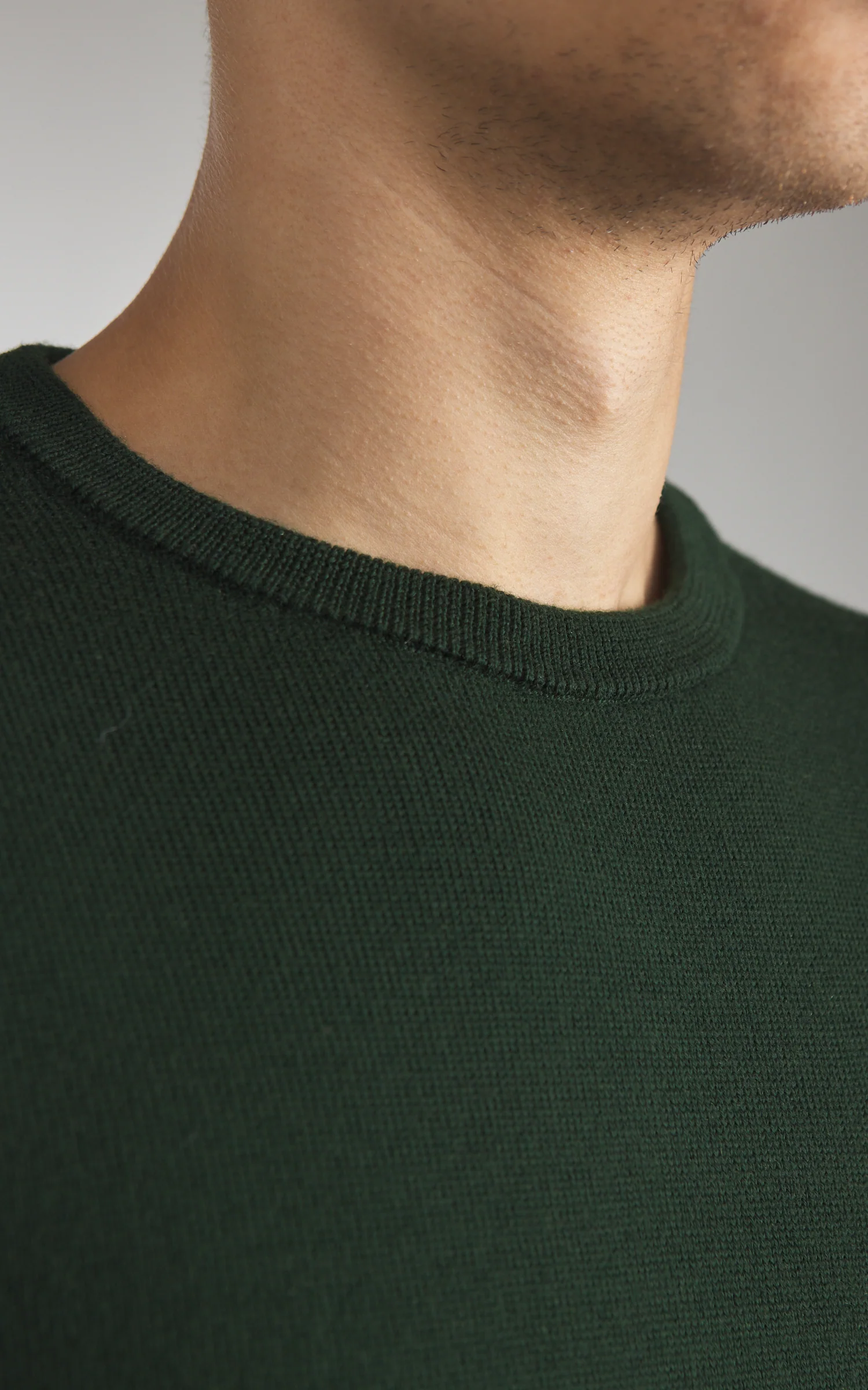 Merz b. Schwanen MWRC01 Classic Crew Merino Wool Pullover Forest - Image 4