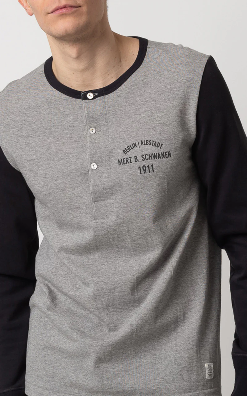 Merz b. Schwanen TR206BA Button Facing 1/1 Henley with Chest Print Grey Melange / Charcoal - Image 2