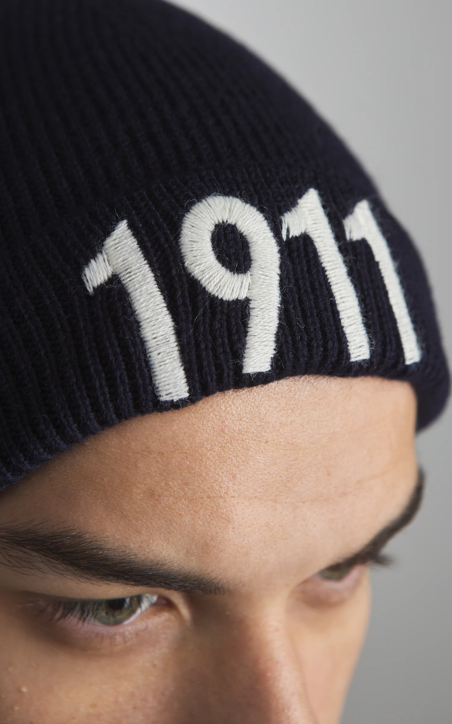 Merz b. Schwanen TRMWBN04 Merino Beanie Dark Navy - Image 4