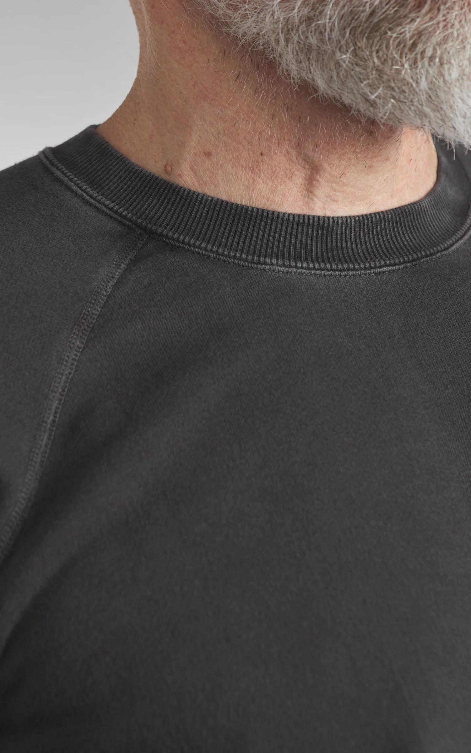 Pherrow's 25W-PRS-P Raglan Sweatshirt Faded Black - Image 3