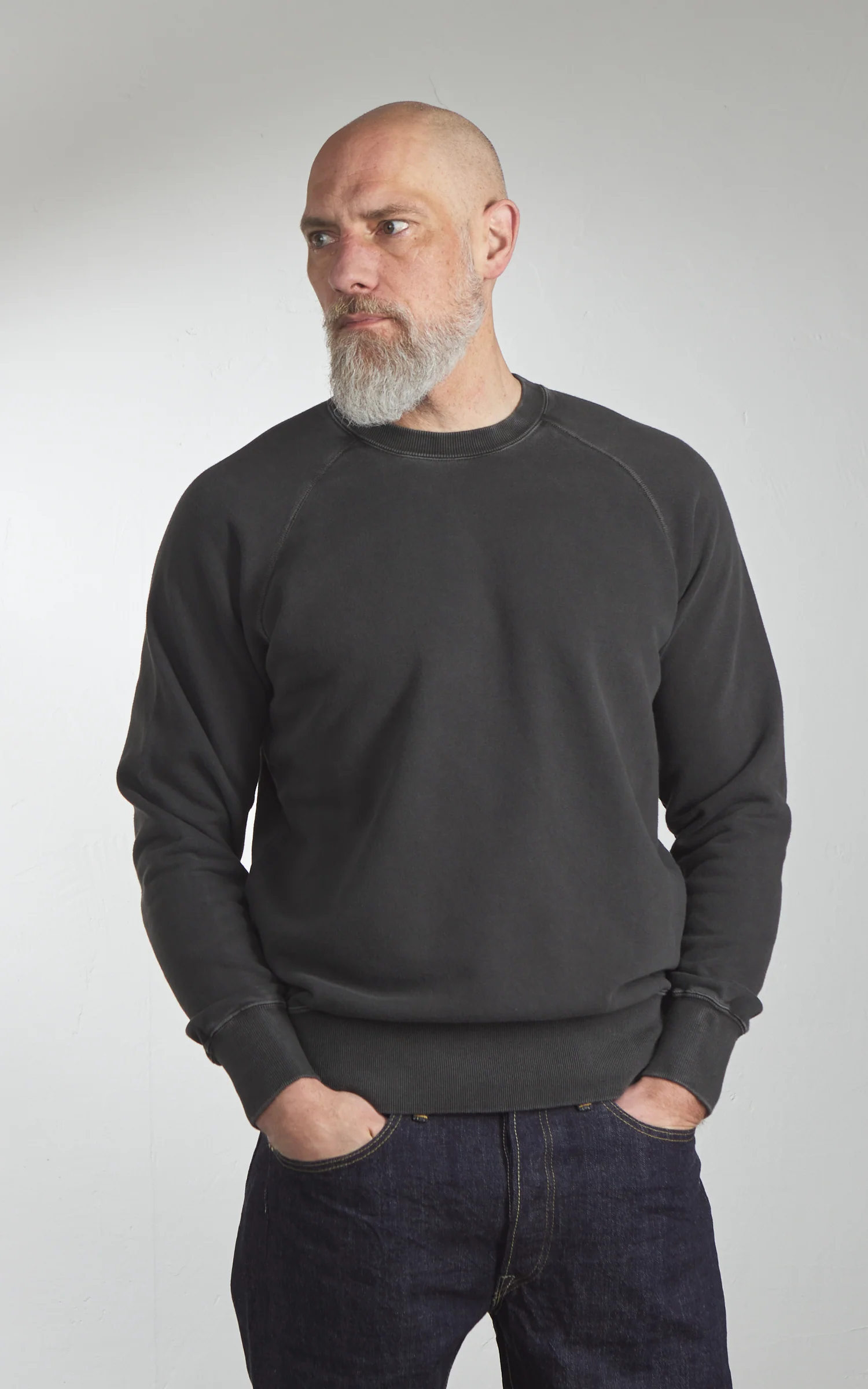 Pherrow's 25W-PRS-P Raglan Sweatshirt Faded Black - Image 4
