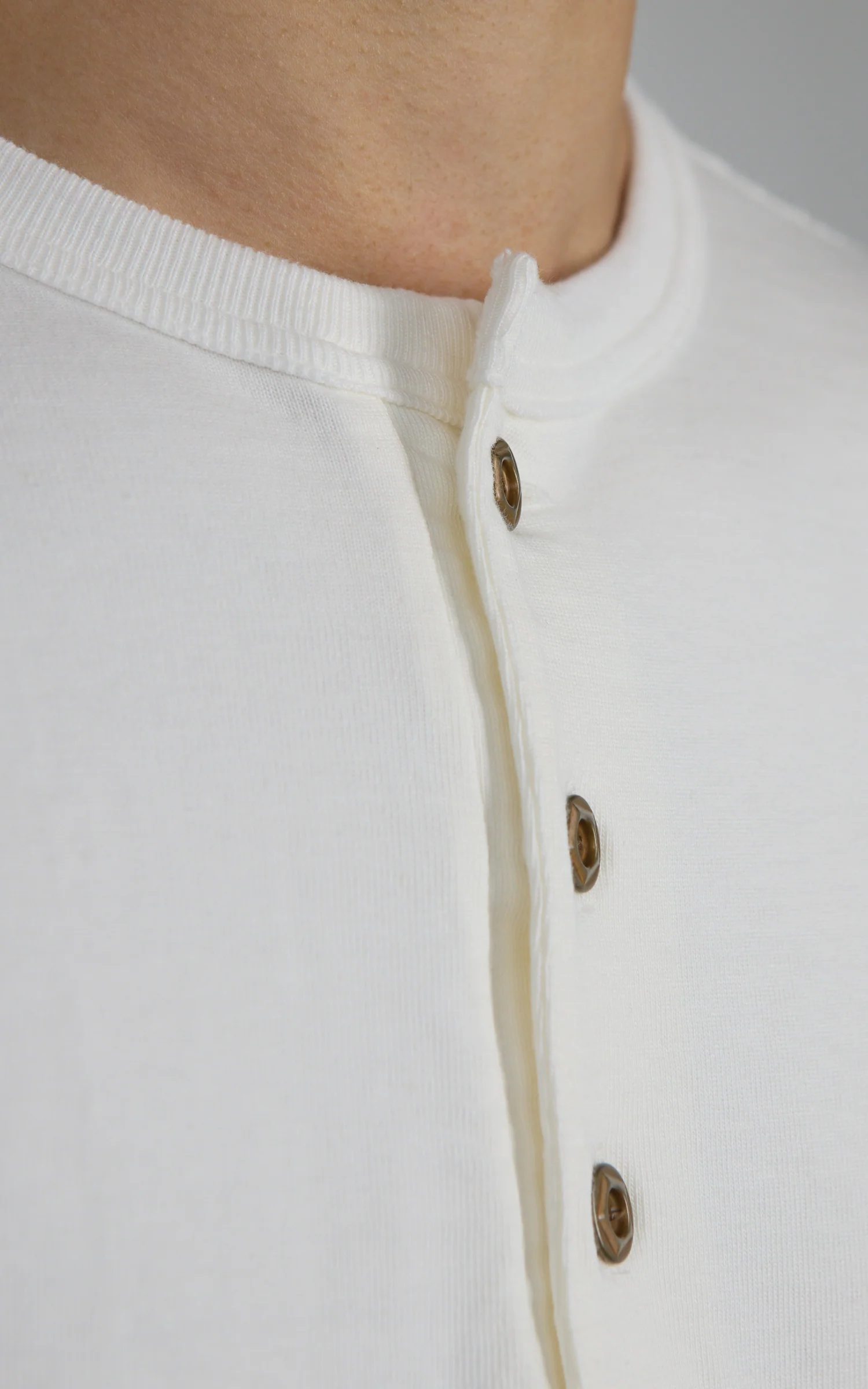 Studio D'Artisan 8174 Suvin Gold Henley White - Image 3